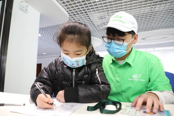 科学防控近视,共筑光明未来|科普公益活动走进温医大眼健康科普馆郑州分馆